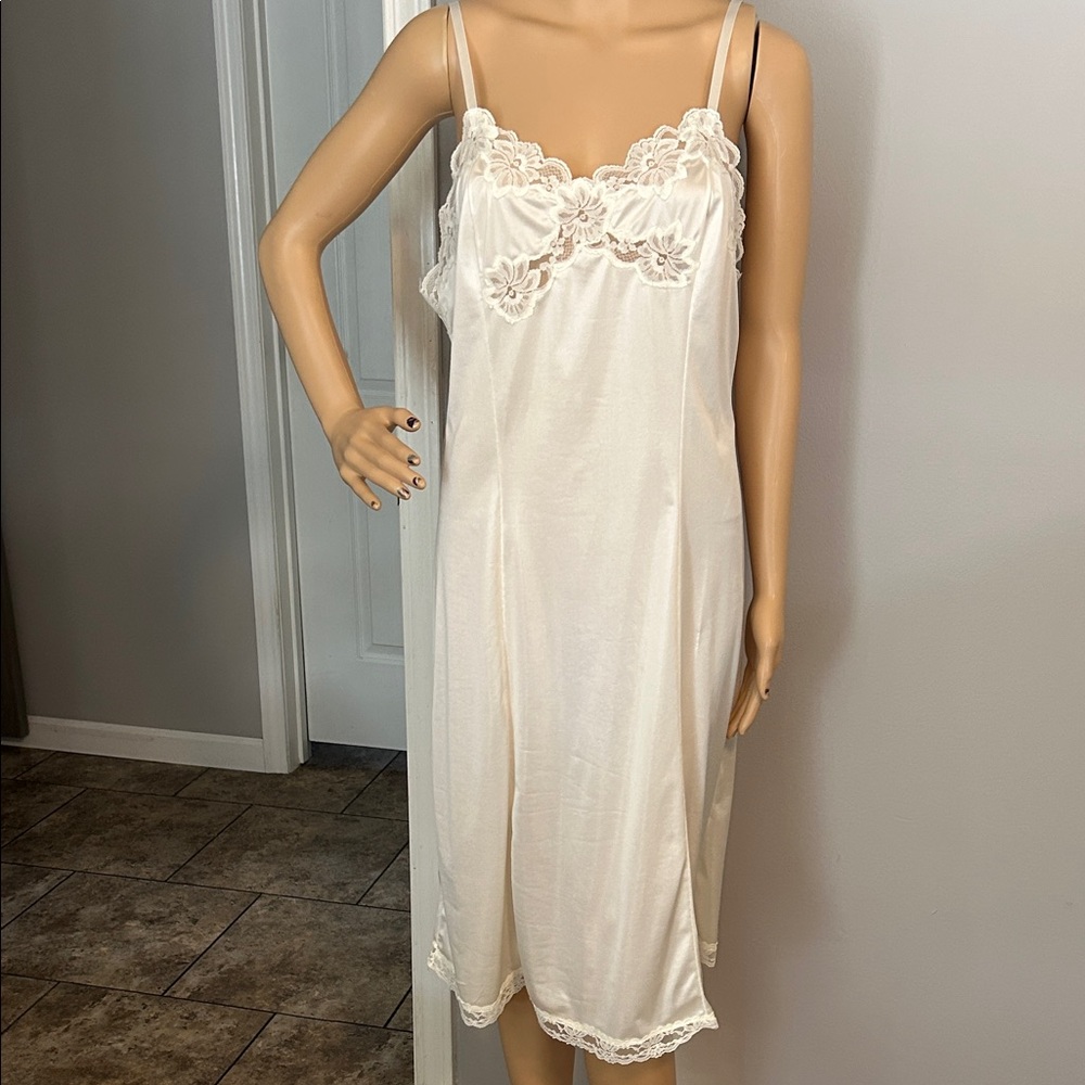 Elegant Vintage  Cream Lace Trim Nightgown / Slip / Dress